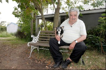 La última vuelta de José "Pepe" Mujica en su tractor y el deseo de descansar para siempre junto a su perra de tres patas