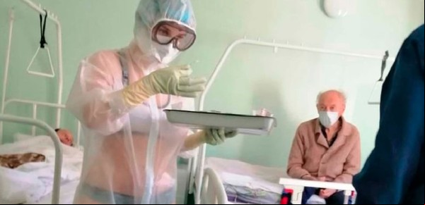 Otro trabajo para la enfermera que atiende en ropa interior a los pacientes con coronavirus