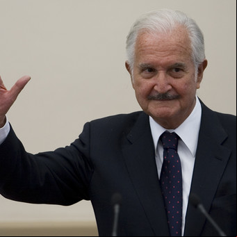 Carlos Fuentes, detrás del bronce: un libro revela su lado oscuro