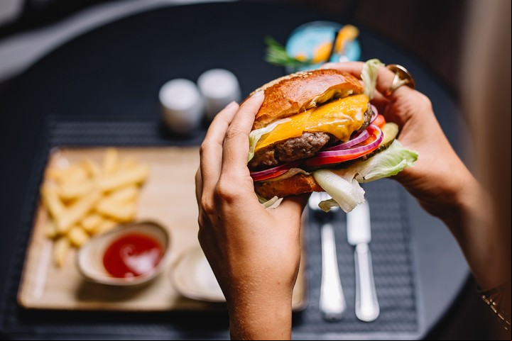 La hamburguesa con queso cheddar es una de las favoritas de los argentinos (Foto: PedidosYa).