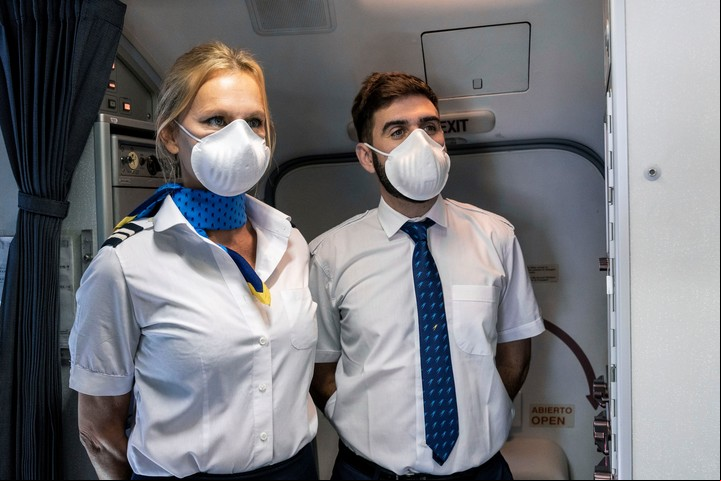 Barbijos para toda la tripulación. Los pasajeros deberán usarlos en todo momento. (Aerolíneas Argentinas)