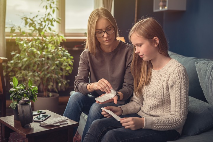 Las adolescentes quizás no se animan a conversar sobre los cambios menstruales. Foto: Shutterstock.