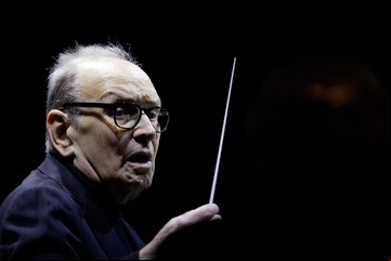 Murió Ennio Morricone, el notable compositor que se metió en la historia del cine
