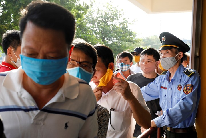 Vietnamitas entrando a ver un partido de fútbol en la provincia de Nam Dinh.
Foto: REUTERS/Kham