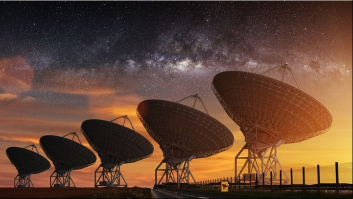 La emisión conocida como 121102 sigue un patrón cíclico, con ráfagas de radio observadas en una ventana que dura aproximadamente 90 días seguidos de un periodo de silencio de 67 días.