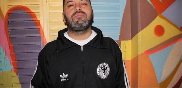 El humorista de Tigre que pasó del "stand up villero" a las novelas de amor inspiradas en la cuarentena