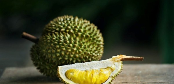 La fruta "alienígena" que huele horrible pero es deliciosa y causa furor