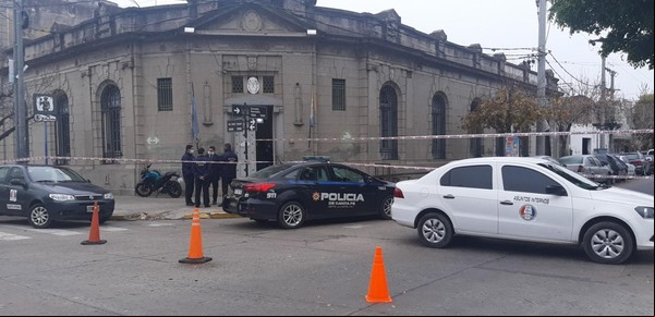 La banda de los "policías trapito": alquilaban el estacionamiento de la comisaría a vecinos de la zona