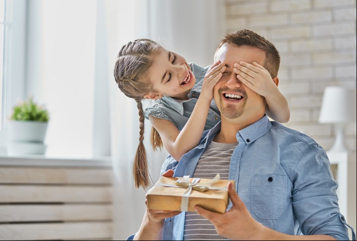 Según el signo, te ayudamos a elegir el regalo ideal para tu papá en este Día del padre.
Foto: Shutterstock.