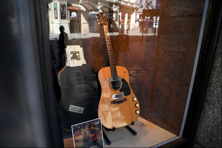 La guitarra usada por Cobain, exhibida en el Hard Rock Cafe de Piccadilly Circus, en Londres, previo a la subasta. Foto AFP