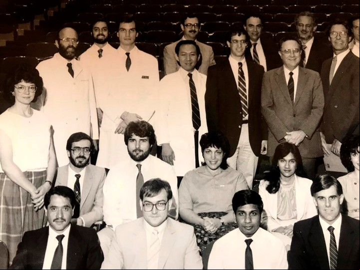 Estol a los 25 años (tercero arriba desde la izquierda) en la residencia de la universidad de Pittsburgh, en Estados Unidos.