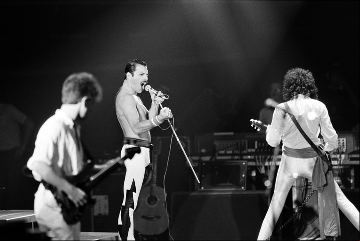 Explosión baby boomers. Un chico de esa generación llega a la cima del rock mundial en los años 80. Fred Mercury con el grupo Queen./ (Photo by JEAN-CLAUDE COUTAUSSE / AFP). París, 1984.