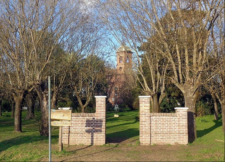 La plaza de Azcuénaga y, al fondo, el campanario de la capilla Nuestra Señora de Rosario.