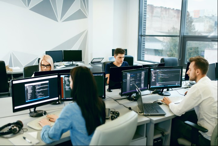 Una vez finalizada la capacitación, los participantes tendrán la oportunidad de trabajar en la compañía. Foto: Shutterstock.