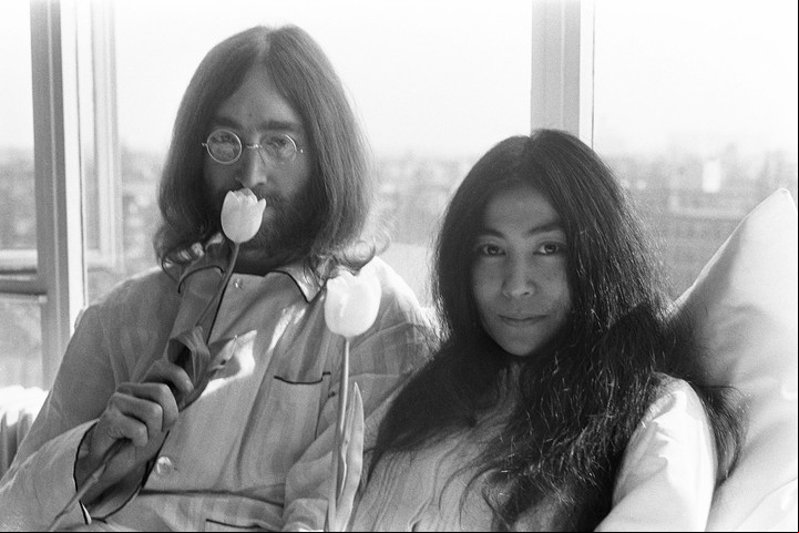 John y Yoko. Casados en 1969, militaron, mediante performances y canciones, contra la guerra y por la paz.