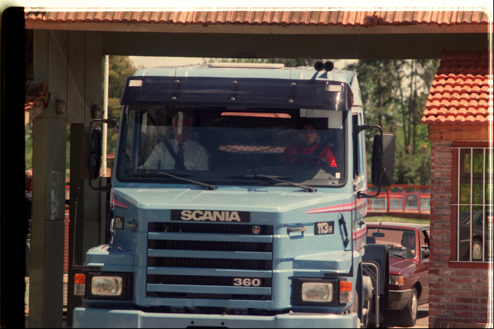Inolvidable. Diego y el camión Scania con el que llegó a un entrenamiento de Boca.