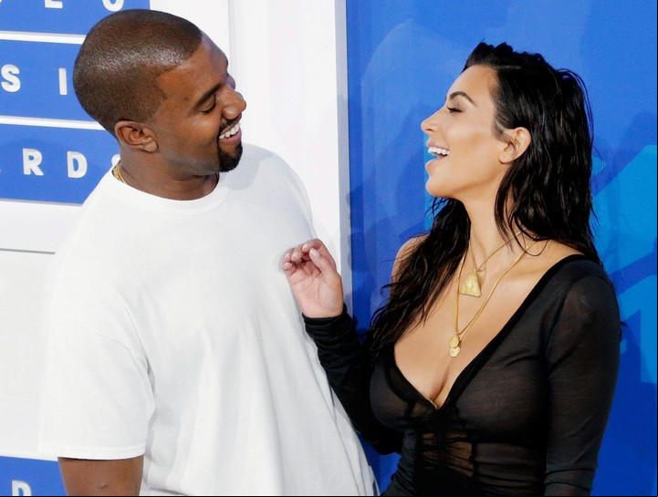 Kayne West junto a su esposa Kim Kardashian .