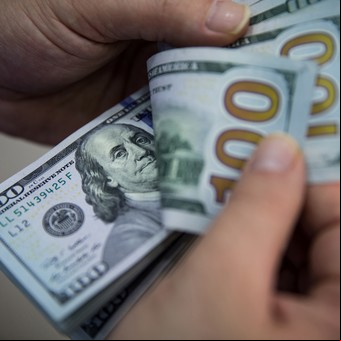 Billetes falsos de 100 dólares: cómo es el "método TIM" para detectarlos fácil y rápido