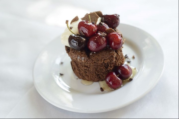 Tarta húmeda de chocolate con cerezas