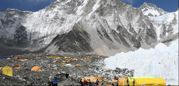 Gesto heroico en el Everest: renunció a hacer cumbre para salvar a un montañista de la "zona de la muerte"
