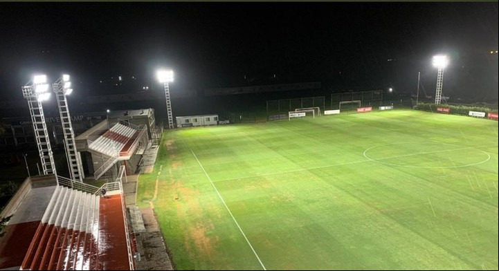 Las torres de iluminación de la cancha principal del predio de Ezeiza. Cuentan con la misma potencia que las luces del Monumental. Foto: Archivo Clarín.