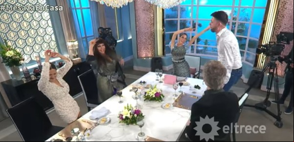 Martín Bossi descontroló la mesa de Juanita y terminó cantando los éxitos de Cae arriba de una silla