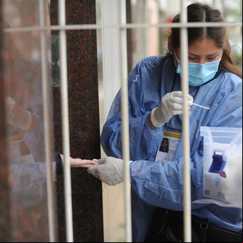 Canales de contagio y testeos: por qué la Ciudad tiene el triple de casos de coronavirus que los detectados por hisopado