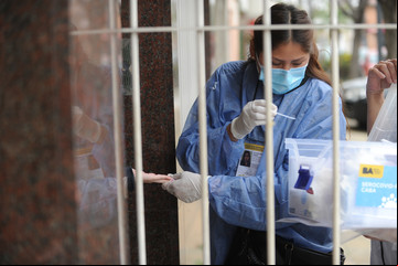 Canales de contagio y testeos: por qué la Ciudad tiene el triple de casos de coronavirus que los detectados por hisopado