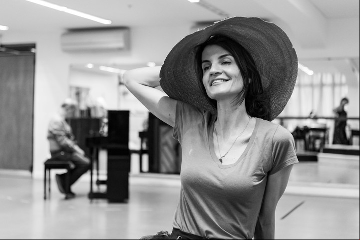 Annie ensayando su protagónico en la obra ¿Quién es Clara Wieck?, que se estrenará en noviembre.