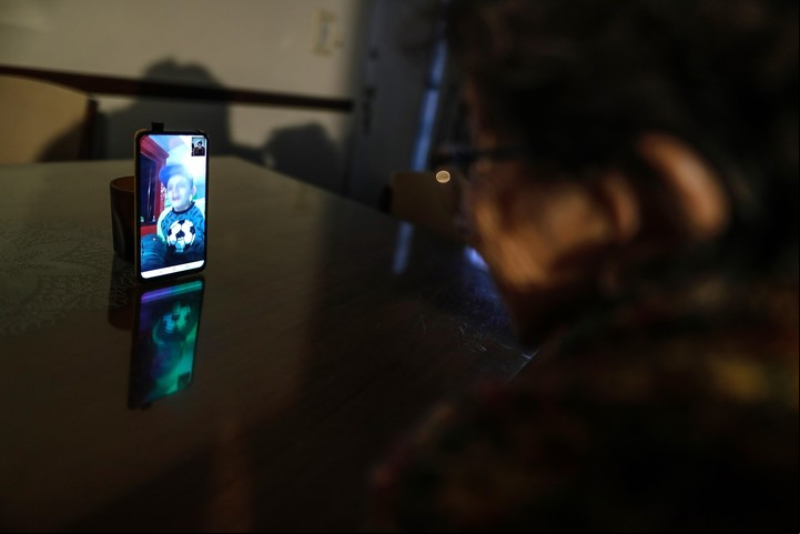 Se suele creer que las videollamadas son gratuitas. Pero, si usan datos, pueden salir caras. Foto EFE / Juan Ignacio Roncoroni
