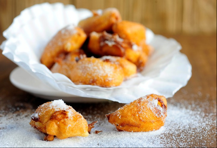 Buñuelos dulces de manzana.