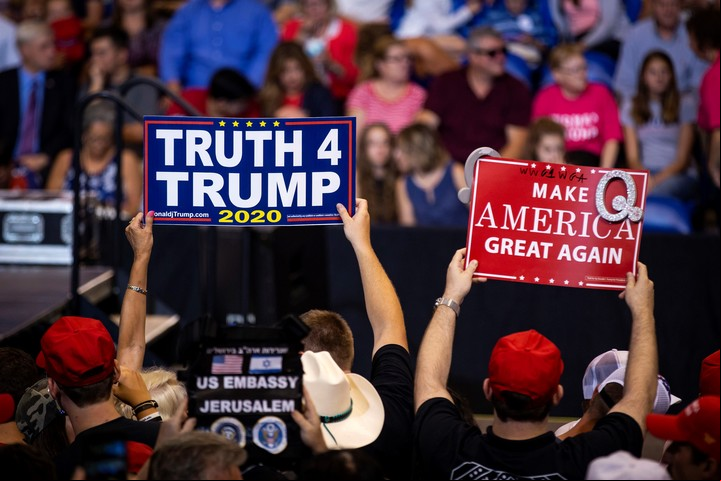 Las teorías conspiratovas del movimiento Qnon crecieron al ritmo de la campaña. Foto The New York Times.