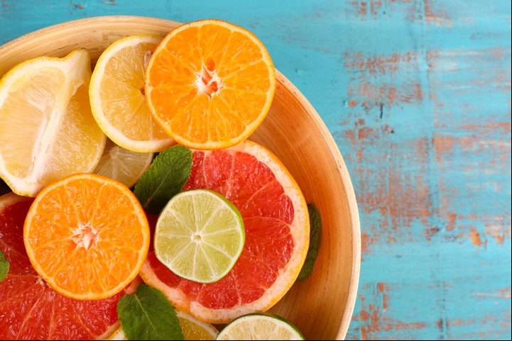 La vitamina C está disponible en muchas frutas y verduras.
