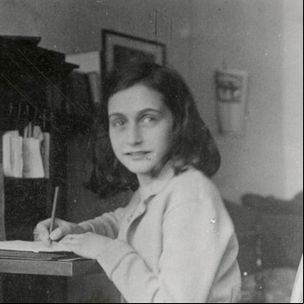 Guerra cultural en Florida: tras la polémica por el David, ahora retiran una versión ilustrada del diario de Ana Frank de una biblioteca escolar