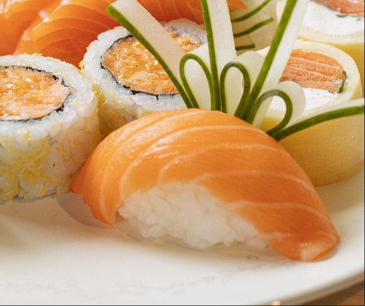 El salmón es, junto con el arroz y las algas, la base del sushi.
