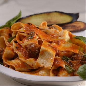 Papardelle con albóndigas