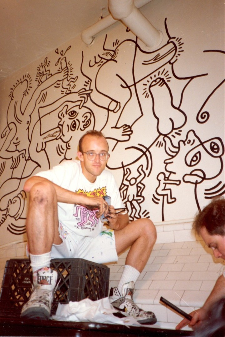 Keith Haring frente a "Once Upon a Time", el mural que pintó en El Centro en 1989.