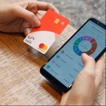 Cómo poner los pesos a trabajar: la estrategia de bajo riesgo que plantean bancos y billeteras virtuales