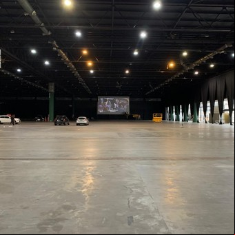 Comienza a funcionar el primer autocine bajo techo y habrá al menos dos más en la Ciudad