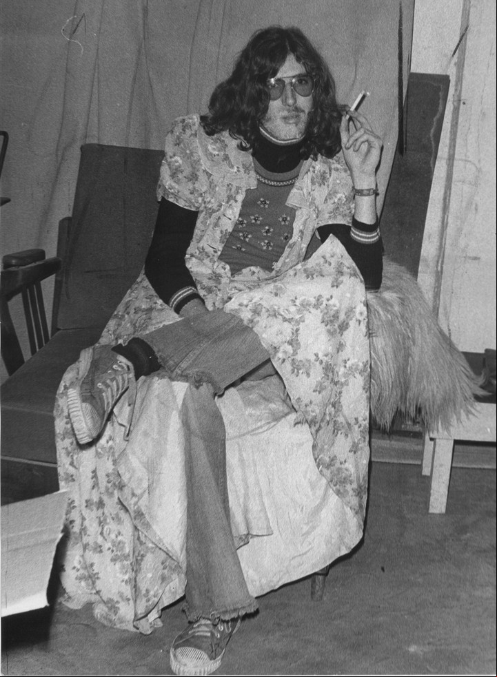 Charly, de barba y vestido; se abría una nueva era. /Foto Epu Archivo Revista Pelo