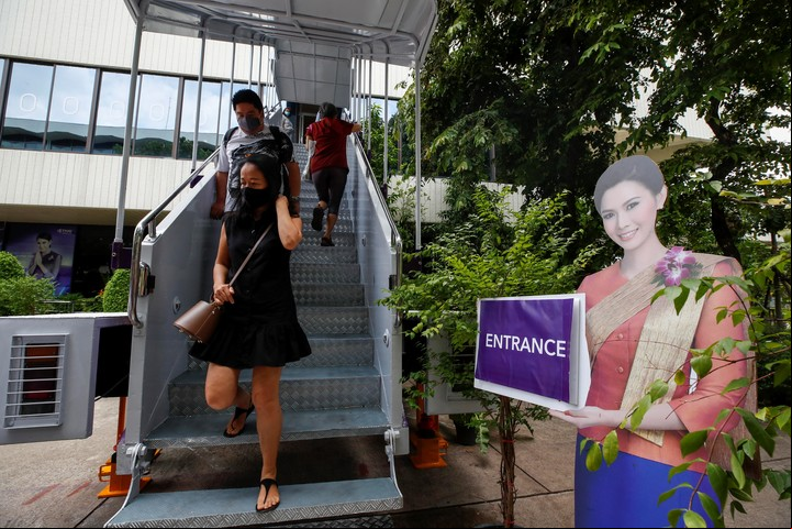 Una escalerilla para ingresar al restaurante de Thai Airways. Foto: EFE/EPA/DIEGO AZUBEL