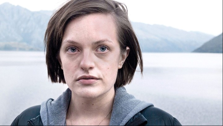 Elisabeth Moss en una hipnótica locación del sur de Nueva Zelanda, que hasta frío transmite.