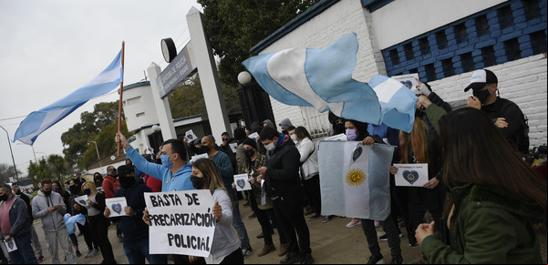 Santa Fe intenta evitar el efecto contagio de la protesta bonaerense y anuncia aumentos para la Policía