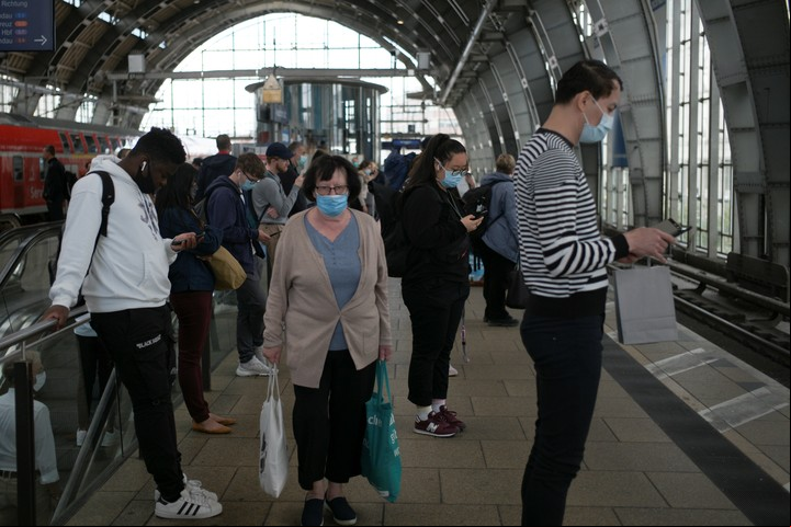 Personas con máscaras esperan el transporte público en Alexanderplatz en Berlín, Alemania. Foto AP/Markus Schreiber.