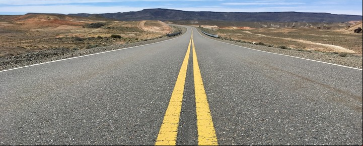 Un tramo de la ruta en el noroeste de Santa Cruz, cerca del Parque Nacional Patagonia. Foto PB/Viajes