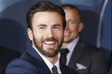 Chris Evans cambió su celular después de siete años y causó sorpresa en las redes: qué modelo usaba