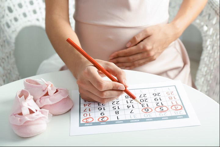 El retraso de la menstruación es uno de los síntomas más evidentes y se produce debido al aumento de la producción de la hormona beta hCG.