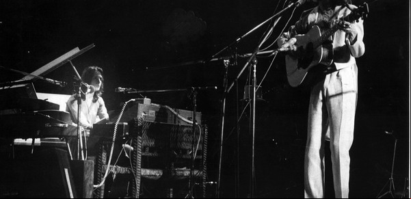 A 50 años de Instituciones: los shows de Sui Generis en colegios, la guitarra de Lebón y el disco que eludió la censura