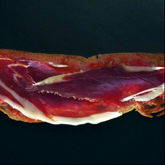 Bruschetta de jamón crudo con tomate