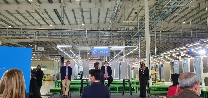 El presidente Alberto Fernández, en la planta de Cañuelas donde Samsung fabrica heladeras y lavarropas.